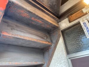 府中市で鉄骨階段の雨漏り予防のための塗装工事　ケレン作業